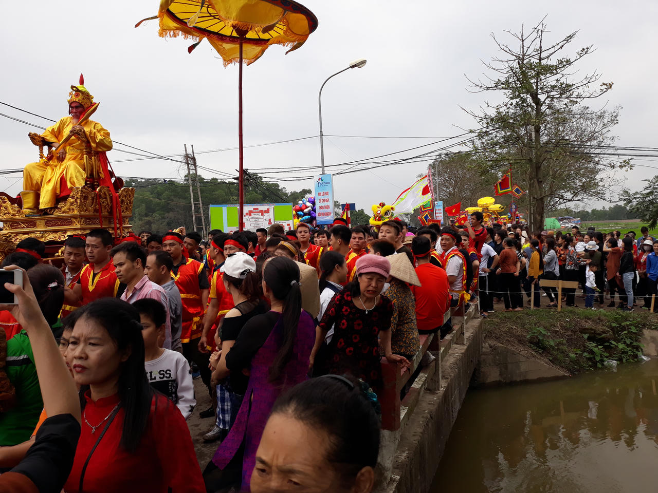 Đoàn người rước 'vua sống' kéo dài hàng km ở Hà Nội